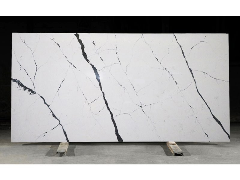 क्वार्ट्ज स्टोन स्लैब जो सफेद कैलाकट्टा मार्बल की तरह दिखता है